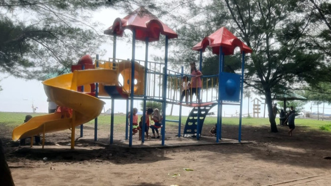 Playground di pesisir Pantai Bimorejo yang disoal Bumdes