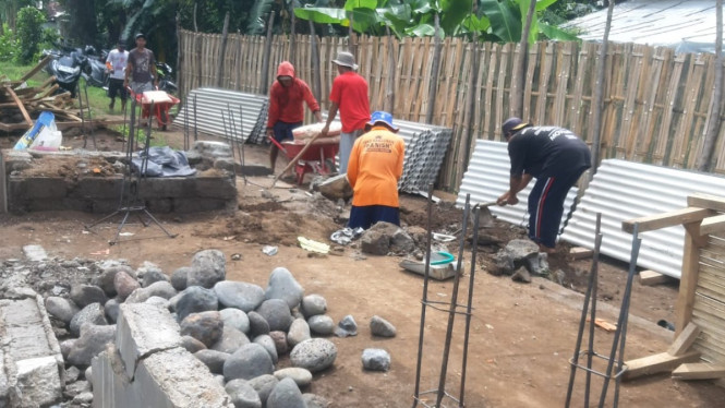 Pondasi kandang ayam digali ulang karena dibangun asal-asalan