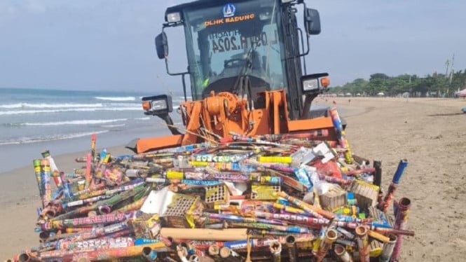 3,5 Ton Sampah Kembang Api Penuhi Pantai Kuta dan Seminyak