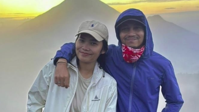 Fiersa Besari dan istri.