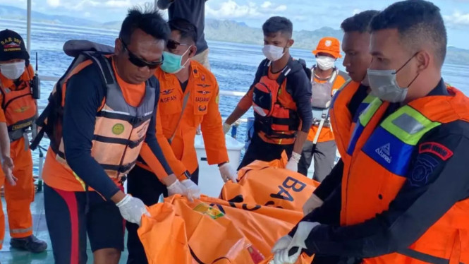 Tim sar mengevakuasi korban
