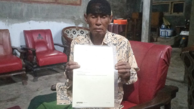Alwi tunjukkan sertifikat PTSL Desa Sumber Kencono yang salah