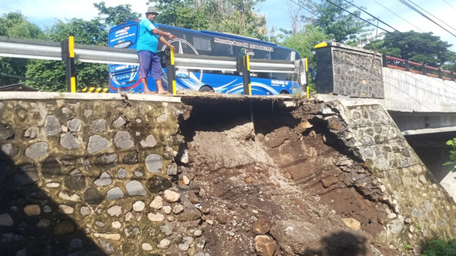 Plengsengan jembatan Alasbuluh 1 jebol diterjang banjir