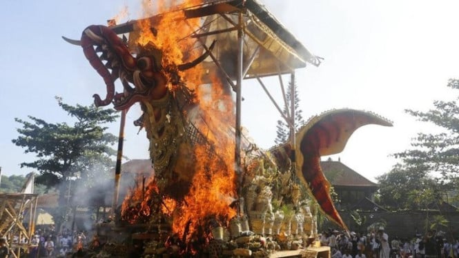 Prosesi Ngaben di Bali sebagai penghormatan dan penyucian roh leluhur.