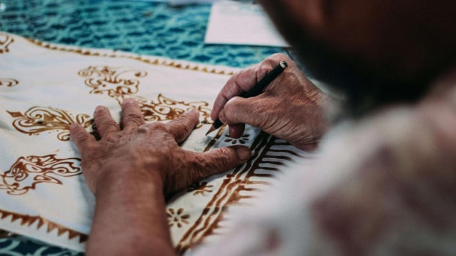 Proses pembuatan batik yang rumit dan menarik