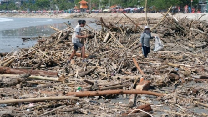 Pantai Jerman tertutup 200 ton sampah kiriman akibat ombak