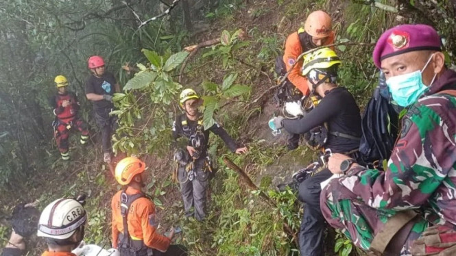 Personel Marinir menemukan puing pesawat