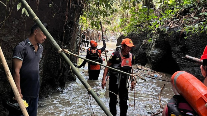 Tim SAR Susuri Sungai Mencari Ibu dan Balita yang Terseret Arus