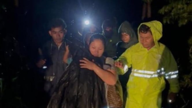 Proses evakuasi warga terdampak banjir