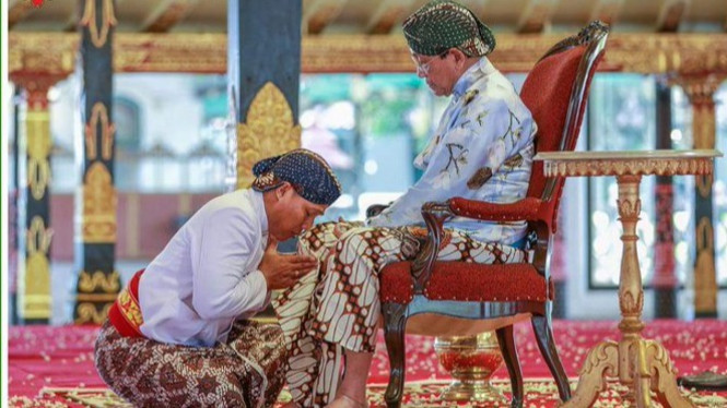 Tradisi sungkeman khas Jawa dari trah Mataram