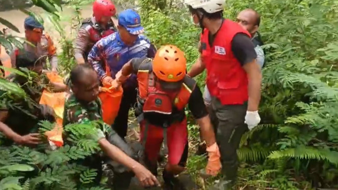 Petugas Mengevakuasi Jasad Ibu Muda Korban Terseret Arus Sungai