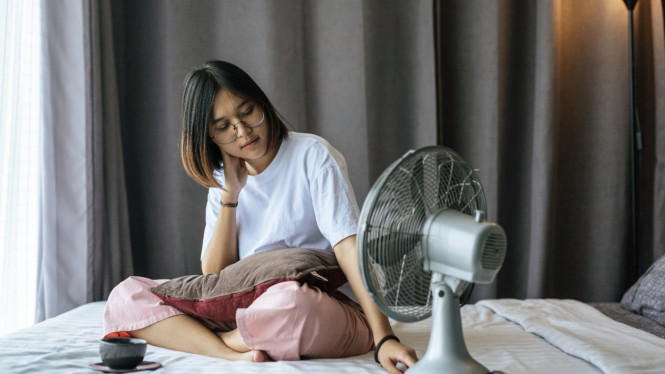 Gadis duduk minum kopi di kamar tidur
