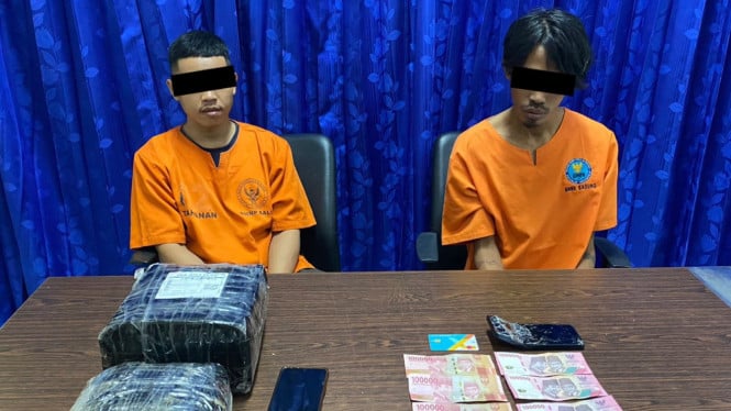 2 dari 3 Tersangka yang ditangkap BNN Provinsi Bali Dengan BB Ganja