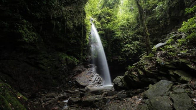 Teduhnya di Air Terjun Waisia, Jangan Dilewatkan