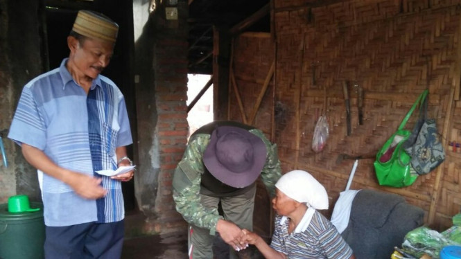 Ketua BPD Bajulmati, Hasan Ma'ruf (berdiri)