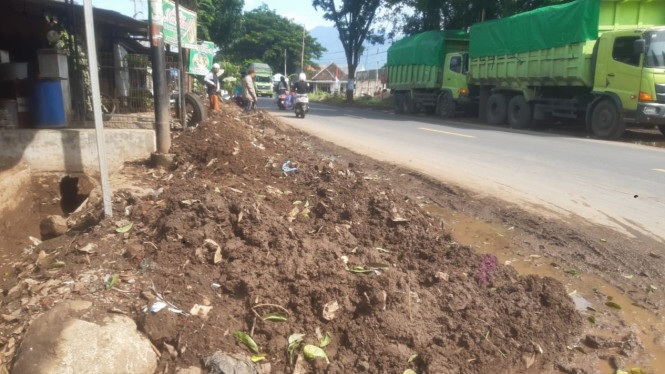 Tumpukan tanah di Bahu jalan utama Jawa - Bali
