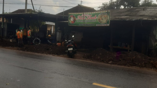 Normalisasi saluran drainase depan RTH Bajulmati