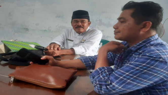 Kades Bajulmati,Achmad Thoha (kemeja putih)