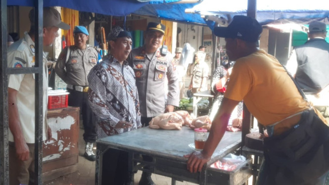 Camat Wongsorejo, Mohammad Mahfud (Tengah)