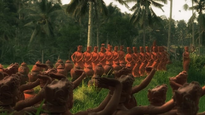 Deretan Patung Gandrung di Tengah Sawah