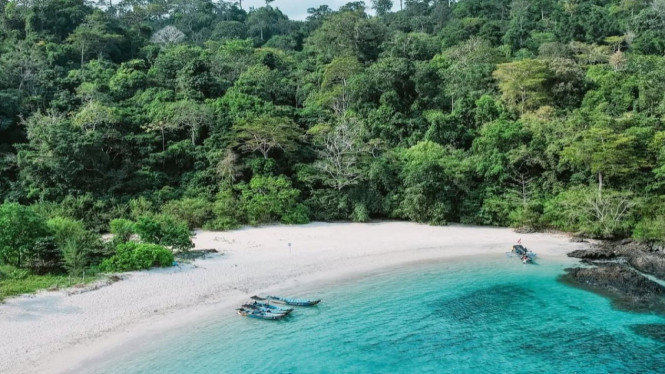 Pantai Wedi Ireng di Balik Bukit Hijau