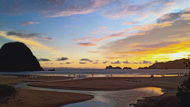 Sunset di Pantai Pulau Merah Banyuwangi