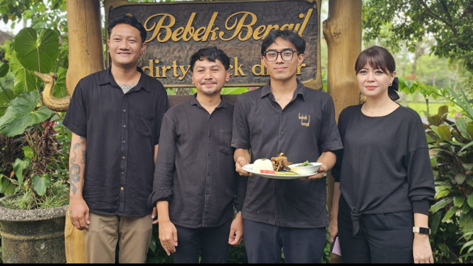 Pande Trisna tim Marcom, Ion Vicky Mart  Director of Sales & Marketing Corporate, Owner Bebek Bengil (pegang piring) Anak Agung Gde Diva Suputra