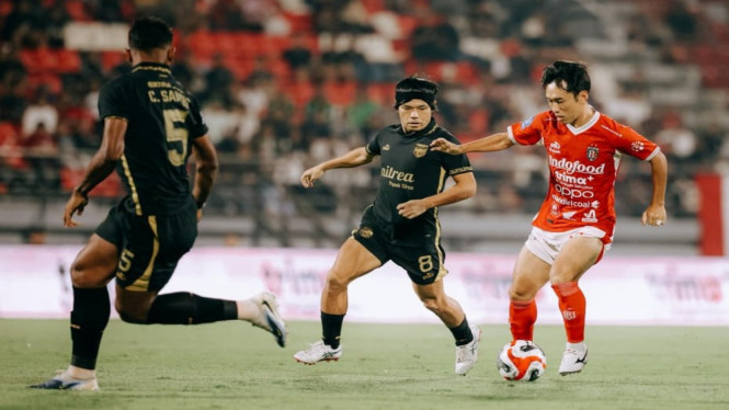 Pemain Bali United FC dan Borneo FC saat Duel di Lapangam Pertandingan