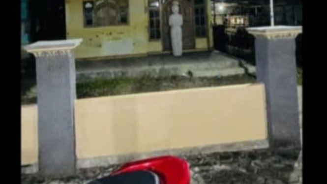 Foto penampakan pocong depan rumah Bonadi warga Kecamatan Wongsorejo, Banyuwangi, Jawa Timur