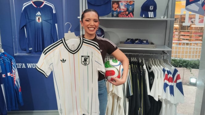 Jersey Timnas Jepang di Pop-up Store Adidas Beachwalk