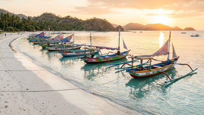 Ilustrasi perahu tradisional berjajar di pantai
