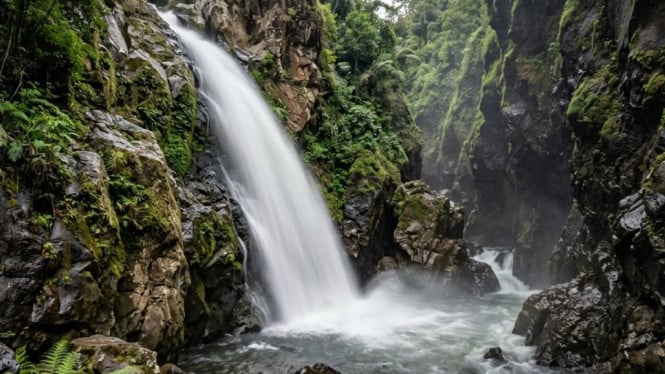 Ilustrasi keindahan alam wisata air terjun alami