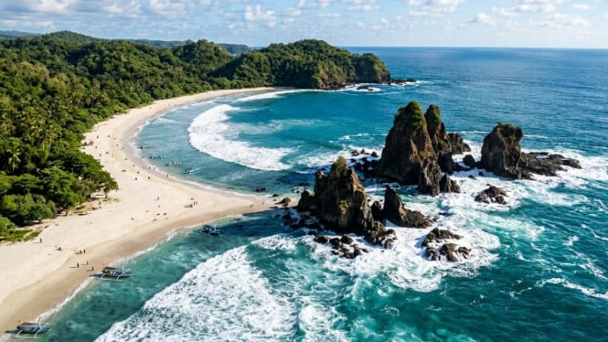 Ilustrasi keindahan pantai dengan karang menjulang tinggi