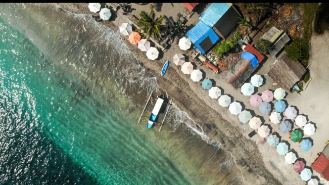 Pemandangan udara pantai di Bali Timur.
