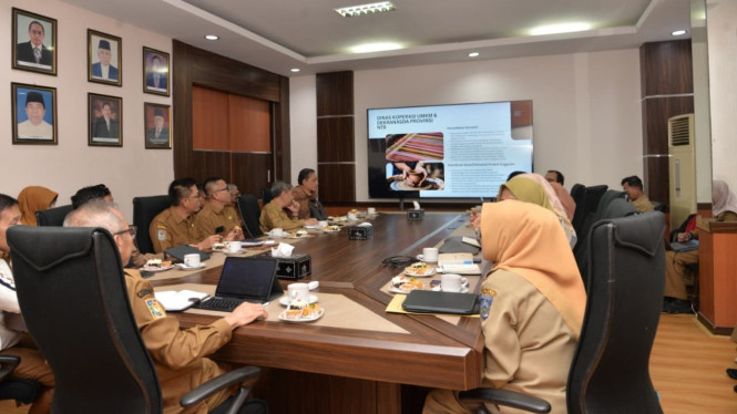 Sekda NTB memimpin rapat dalam rangka persiapan raker APPSI 2026.