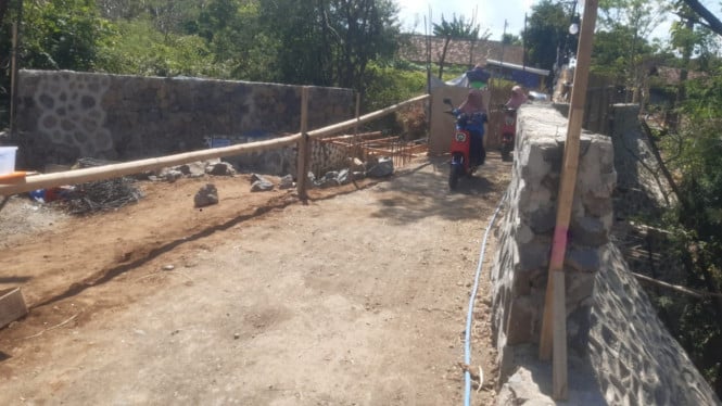 Proses perbaikan jembatan penghubung Desa Sidowangi dan Desa Bajulmati
