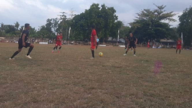 Hariono Kripik, pemain tim Ababil FC Sidowangi (hitam)
