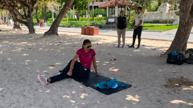Suasana Maria Natalia Londa saat Berlatih di Pemusatan Latihan di Kawasan Pantai Sanur dihadiri oleh Chief de Mission Indonesia, Todotua Pasaribu