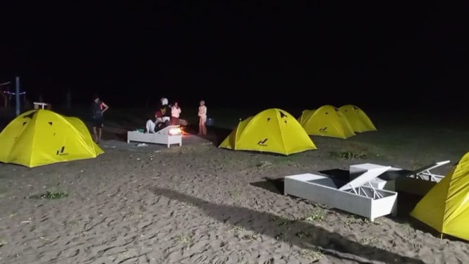 Menikmati keindahan malam di Pantai Kalitopo, Desa Sidodadi, Kecamatan Wongsorejo, Kabupaten Banyuwangi, Jawa Timur