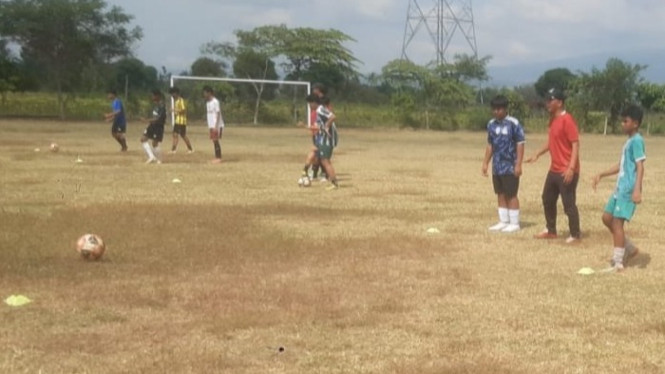 Coach Choirul Anam ajarkan passing pada pemain sepak bola MTsN 12 Banyuwangi