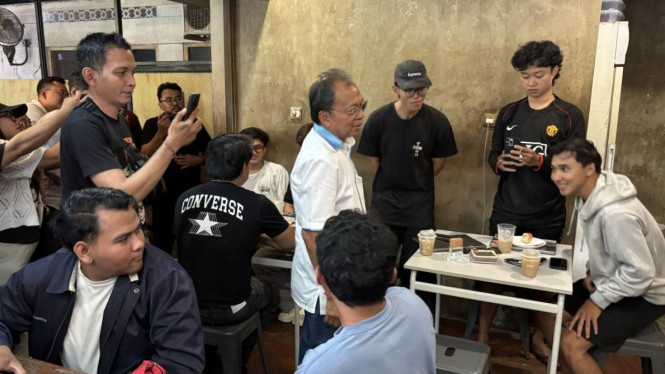 Gubernur Koster traktir masyarakat di UMKM Denpasar di hari suci Tumpek Krulut