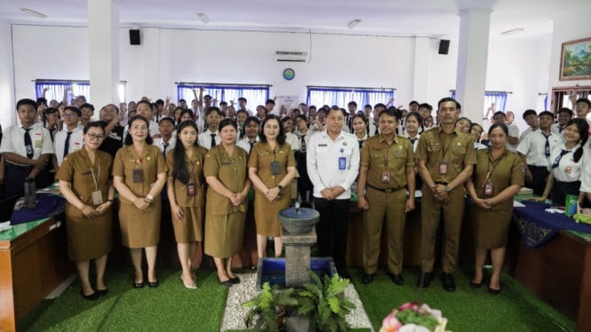 Sosialisasi bahaya Narkoba di SMPN 2 Kuta Utara bersama Bunda Anti Narkoba.