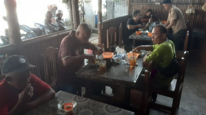 Suasana sebuah warung makan yang dipenuhi pelanggan