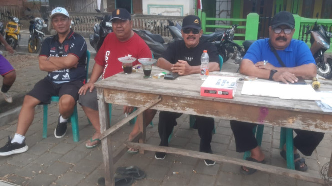 Kades Bajulmati, Achmad Thoha (Koas HItam, topi hitam)
