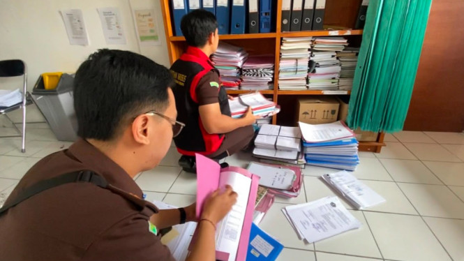 Penyidik Memeriksa Satu per Satu Dokumen di Dinkes Tabanan