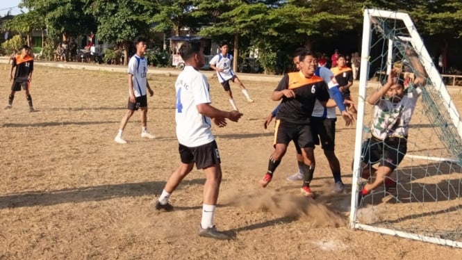 Permainan apik dalam tournament mini soccer Desa Bajulmati
