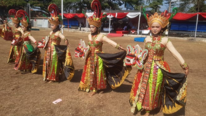 Candy Lovina, siswi MTsN 12 Banyuwangi (kanan)