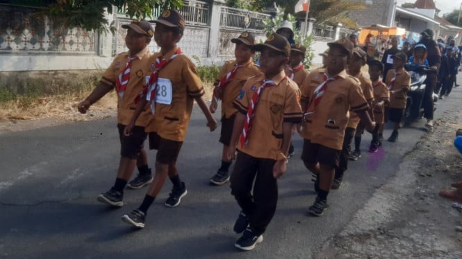 Peserta gerak jalan tingkat Desa Bajulmati, Wongsorejo, Banyuwangi