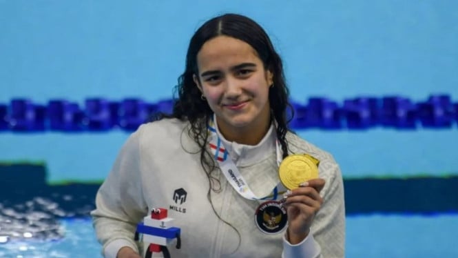 Masniari Wolf dengan medali emas nomor 50 meter gaya punggung putri SEA Games 2025.