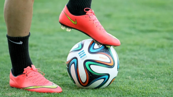 Sepatu sepak bola warna cerah